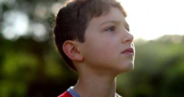 Zamyšlené Přemýšlivé Dítě Vzhlížející Obloze Nadějí Vírou Pensive Mladý Chlapec — Stock video