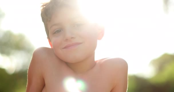 Porträt Eines Hübschen Jungen Der Einem Sommertag Die Kamera Lächelt — Stockvideo
