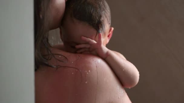 Kąpiący Się Mały Chłopczyk Niemowlę Pod Prysznicem Matką — Wideo stockowe