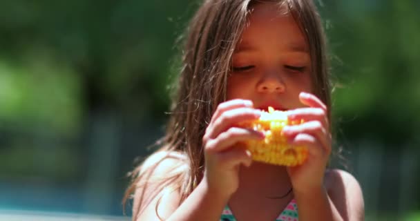 Niña Comiendo Maíz Afuera Naturaleza — Vídeo de stock