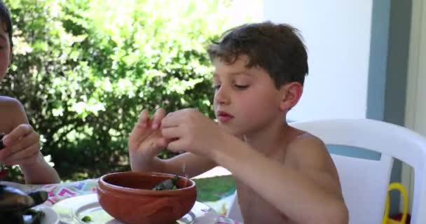 Casual Børn Spiser Fisk Skaldyr Muslinger Til Frokost Løbet Sommeren – Stock-video