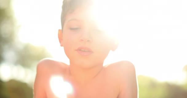 Lässiger Gutaussehender Junge Freien Mit Sonnenlicht — Stockvideo
