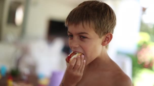 Młody Chłopak Hot Doga Przystojny Dziecko Fast Food Snack Portret — Wideo stockowe