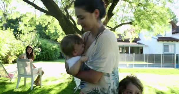 Szczęśliwy Casual Matka Bawi Się Dzieckiem Zewnątrz Domu Podwórku — Wideo stockowe