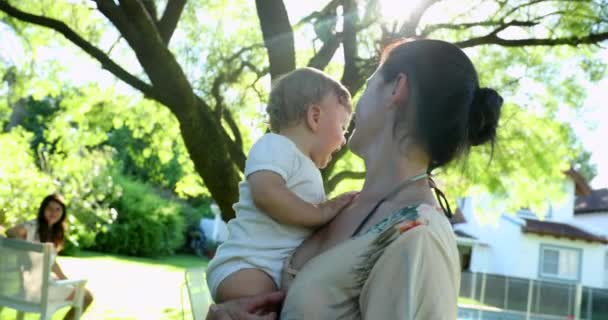 Мати Тримає Дитину Вулиці Літній День — стокове відео