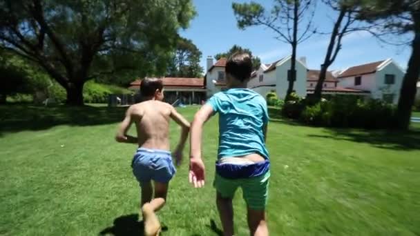 Счастливые Дети Бегущие Свежем Воздухе Дворе Домашнего Сада Солнечный День — стоковое видео