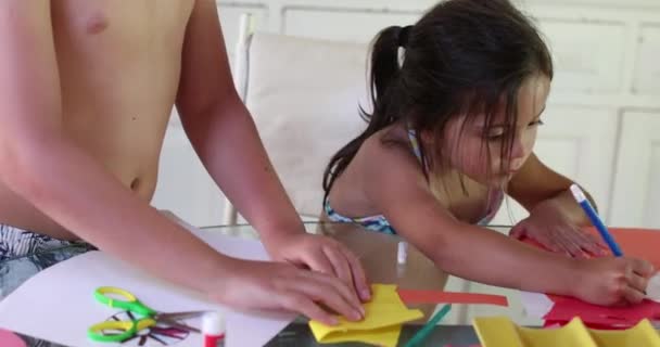 Відверті Діти Розробляють Створюють Художні Проекти — стокове відео
