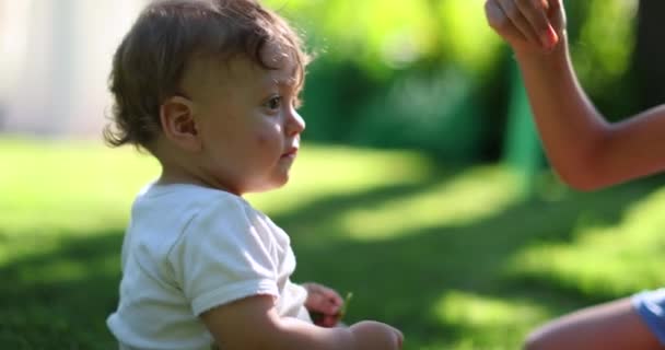 Fratellino Interagire Con Fratello Maggiore Fuori Cortile — Video Stock