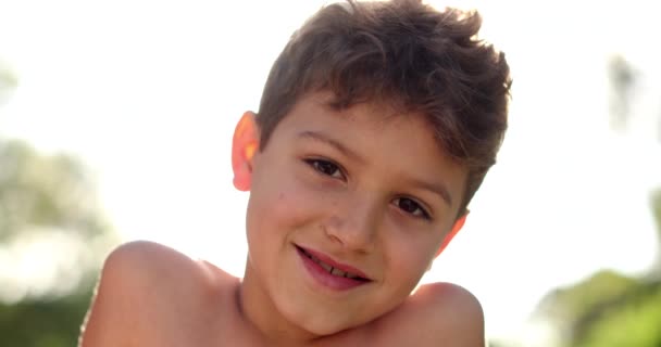 Bonito Menino Criança Sorrindo Para Câmera Livre — Vídeo de Stock