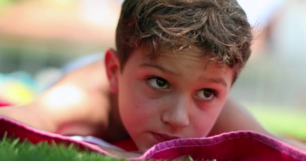 Besinnlicher Gutaussehender Junge Lag Draußen Hinterhofgras Nachdenkliches Kind Freien — Stockvideo
