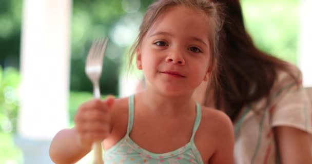 Ukryta Dziewczynka Dziecko Trzyma Widelec Pełnymi Ustami — Wideo stockowe
