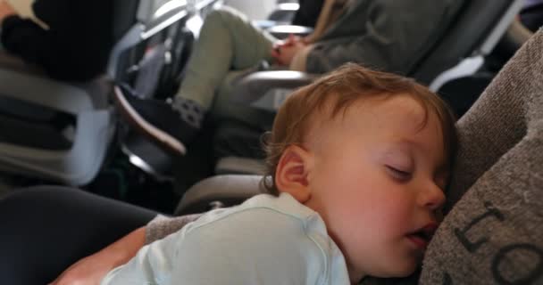 Pohodlné Dítě Spí Letadle Rodič Drží Batole Spící — Stock video