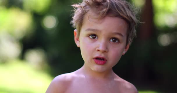 Criança Infantil Feliz Pulando Para Cima Para Baixo Sentindo Alegria — Vídeo de Stock