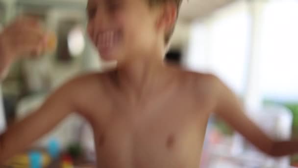 Ευτυχισμένο Παιδί Που Χοροπηδάει Πάνω Κάτω Νιώθοντας Χαρά Και Ευτυχία — Αρχείο Βίντεο