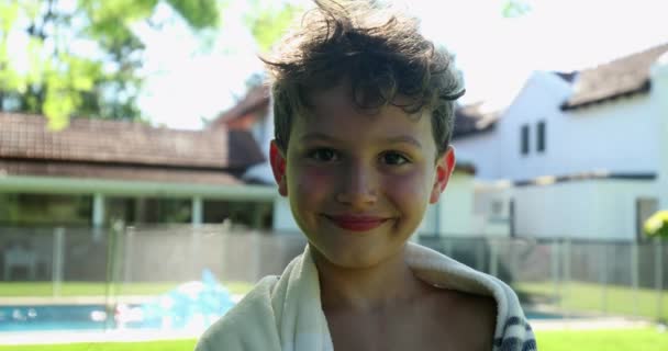 Schöner Junge Der Nach Dem Schwimmbad Lächelt Kleiner Junge Steht — Stockvideo
