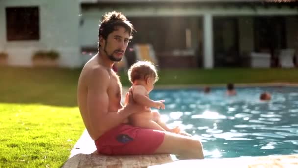 Dad Holding Baby Toddler Swimming Pool Outdoors — Vídeo de Stock