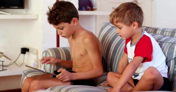 Çocuklar Sabahları Evde Tablet Kullanıyorlar Oturma Odasında Video Oyunu Oynayan — Stok video