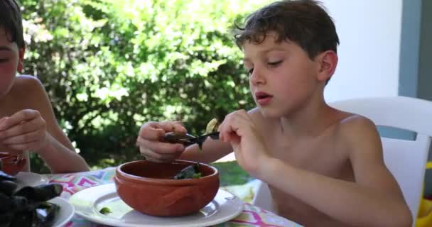 Dzieci Jedzące Małże Owoców Morza Misce Dzieci Jedzą Muły Lunch — Wideo stockowe