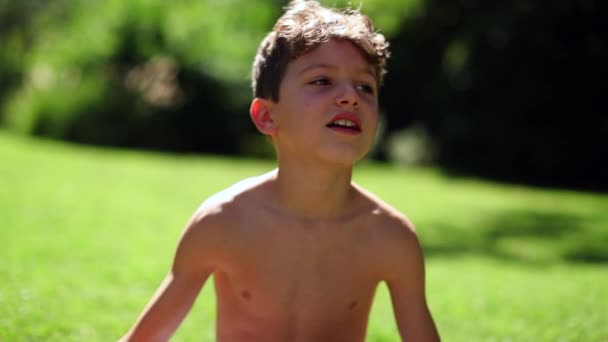 Pre Teen Schöner Junge Garten Junge Bei Sonnigem Tag Draußen — Stockvideo