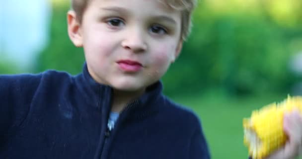 Счастливый Младенец Ест Кукурузу Улице Смешной Мальчик Держит Ест Здоровую — стоковое видео