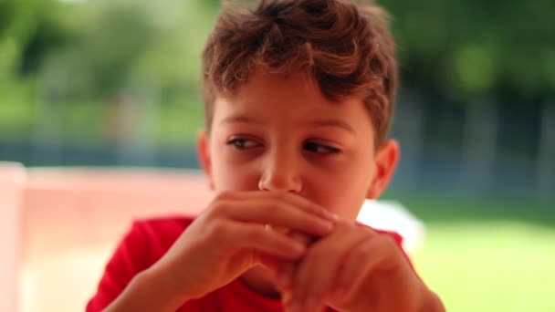 Menino Comendo Panqueca Mesa Café Manhã Fora — Vídeo de Stock