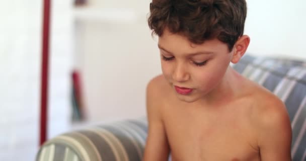 Szczery Dzieciak Pomocą Tabletu Siedzi Kanapie Gry — Wideo stockowe