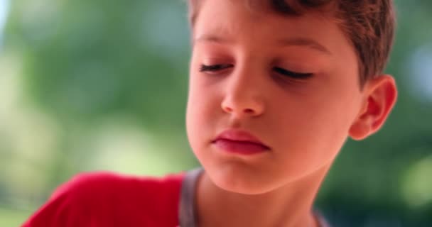 Kontemplativ Omtänksam Pojke Tänkande — Stockvideo