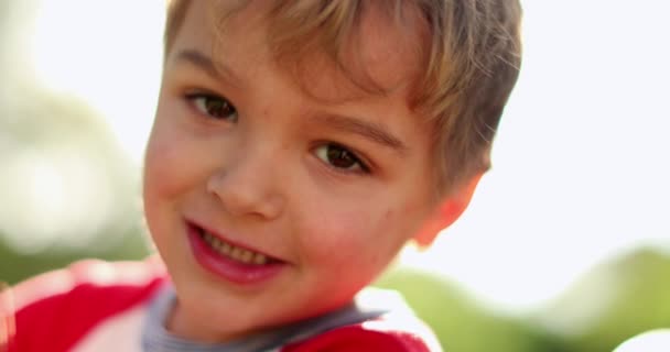 Criança Alegre Feliz Criança Infantil Rosto Livre Olhando Para Câmera — Vídeo de Stock