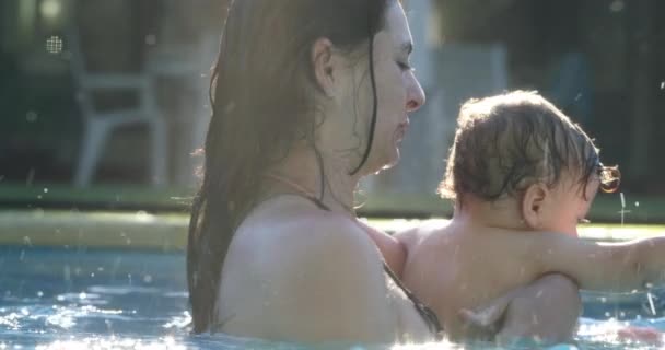 Mãe Brincando Com Bebê Piscina Abraço Dos Pais Bebê Criança — Vídeo de Stock