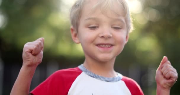 Šťastný Chlapeček Oslavující Zvednutí Paže Portrét Blonďatého Batolete Chlapečka Který — Stock video