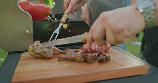 Closeup Meat Cutting Board Chef Preparing Barbecue Grill Backyard Party — Stockfoto