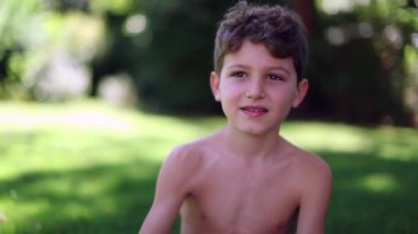 Çocuk parmağıyla ufku işaret ediyor geleceğe bakıyor