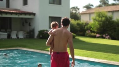 Baba oğlunu arka bahçedeki bir evde tutuyor.