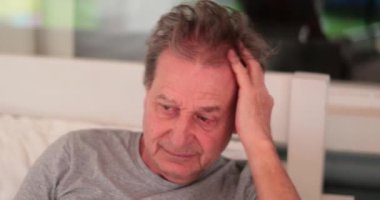 Düşünceli yaşlı adam. 70 'lerin düşünceli kıdemli adamı hayatı düşünüyor.