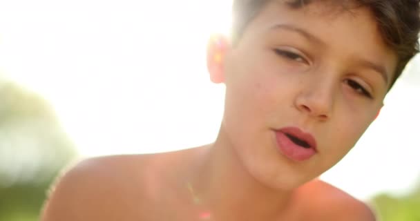Schöner Junge Freien Mit Sonnenlicht Linse Flare Kind Außenpark — Stockvideo