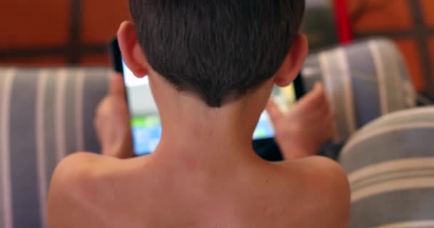 Powrót Dziecka Przeglądającego Internet Online Tablecie Młody Chłopiec Patrzy Ekran — Wideo stockowe