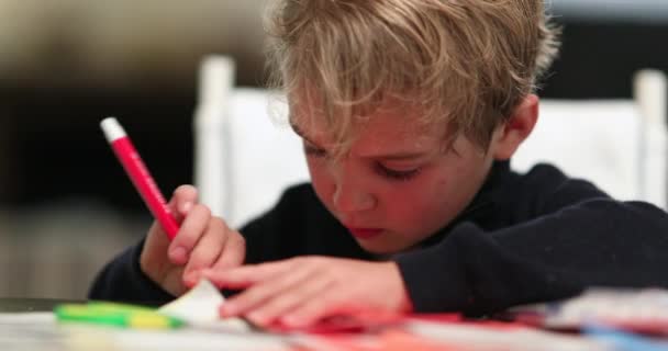 Παιδικό Σχέδιο Αγόρι Κόκκινο Στυλό Χαρτί — Αρχείο Βίντεο