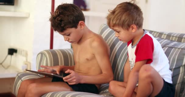 소파에서 태블릿 기기를 가지고 아이들 — 비디오