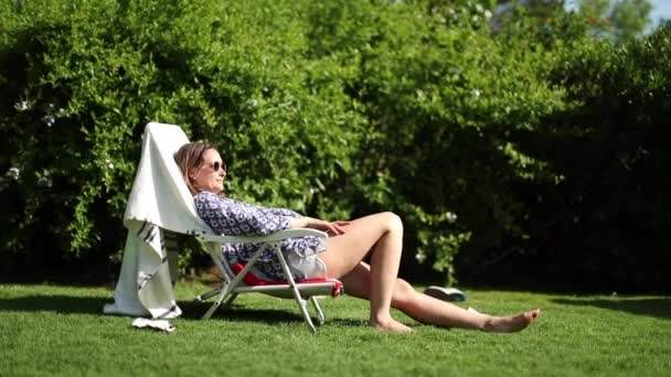 Kobieta Odpoczywa Ciesząc Się Wakacjami Słońcu — Wideo stockowe