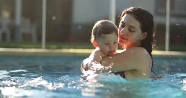 Mother Kissing Baby Son Pool — Stok video