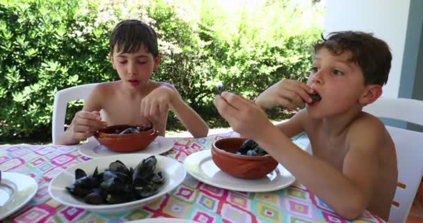 子供たちはシーフードムール貝を食べる ランチテーブルでの子供たちの試食 — ストック動画