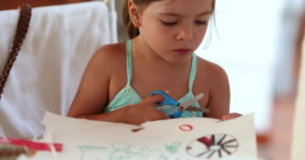 Dívka Děťátko Řezání Papír Nůžkami Dítě Řemeslné Vytváření — Stock video