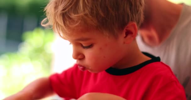 Мила Дитина Їсть Їжу Піднімаючи Руки Бажаючи Серветку Щоб Очистити — стокове відео