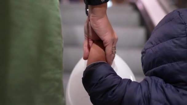 Close Mother Toddler Child Holding Hands — Vídeo de stock