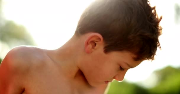 Junge Outdoor Sonnenlicht Fackelschein Schönes Kinderporträt Sommersonnenlicht — Stockvideo