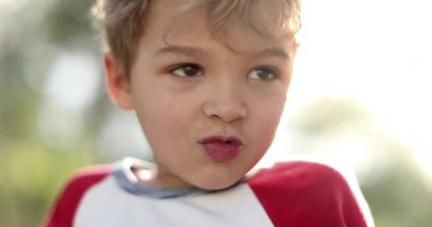Маленький Мальчик Открывающий Рот Чувствует Радость Счастье Детский Портрет Открытом — стоковое видео