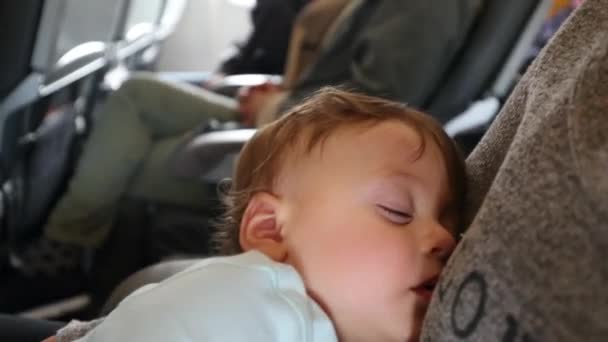 Madre Sosteniendo Bebé Dormido Dentro Del Avión Dormido Niño Dormido — Vídeos de Stock