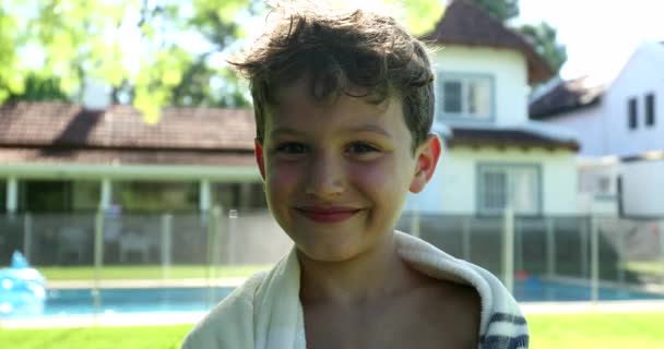 Barnpojke Ler Mot Kameran Poserar Efter Poolen Sommardagen — Stockvideo