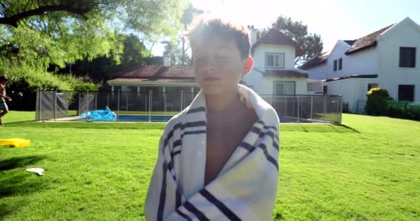 Junge Steht Den Sommerferien Nach Schwimmbad Sonnenlicht — Stockvideo