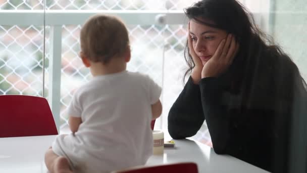 母親と赤ちゃんが一緒に家で交流することができました 母親は彼女の幼児を見て — ストック動画